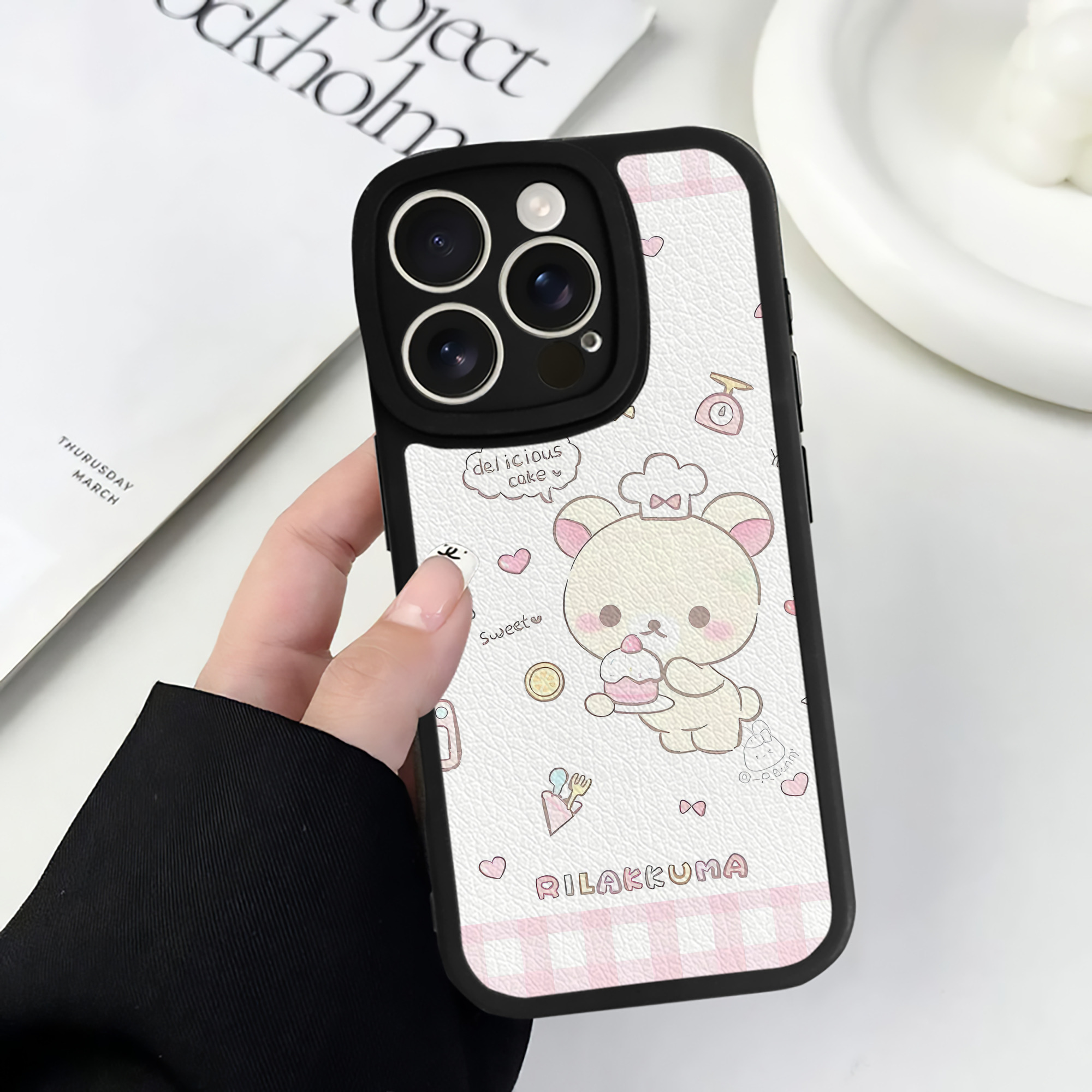 （画像用） リラックマ リラックマ キイロイトリ Rilakkuma Korilakkuma Kiiroitori 【iPhone 16シリーズ対応】シリコンスマホケース（レザー調） 材質：シリコン